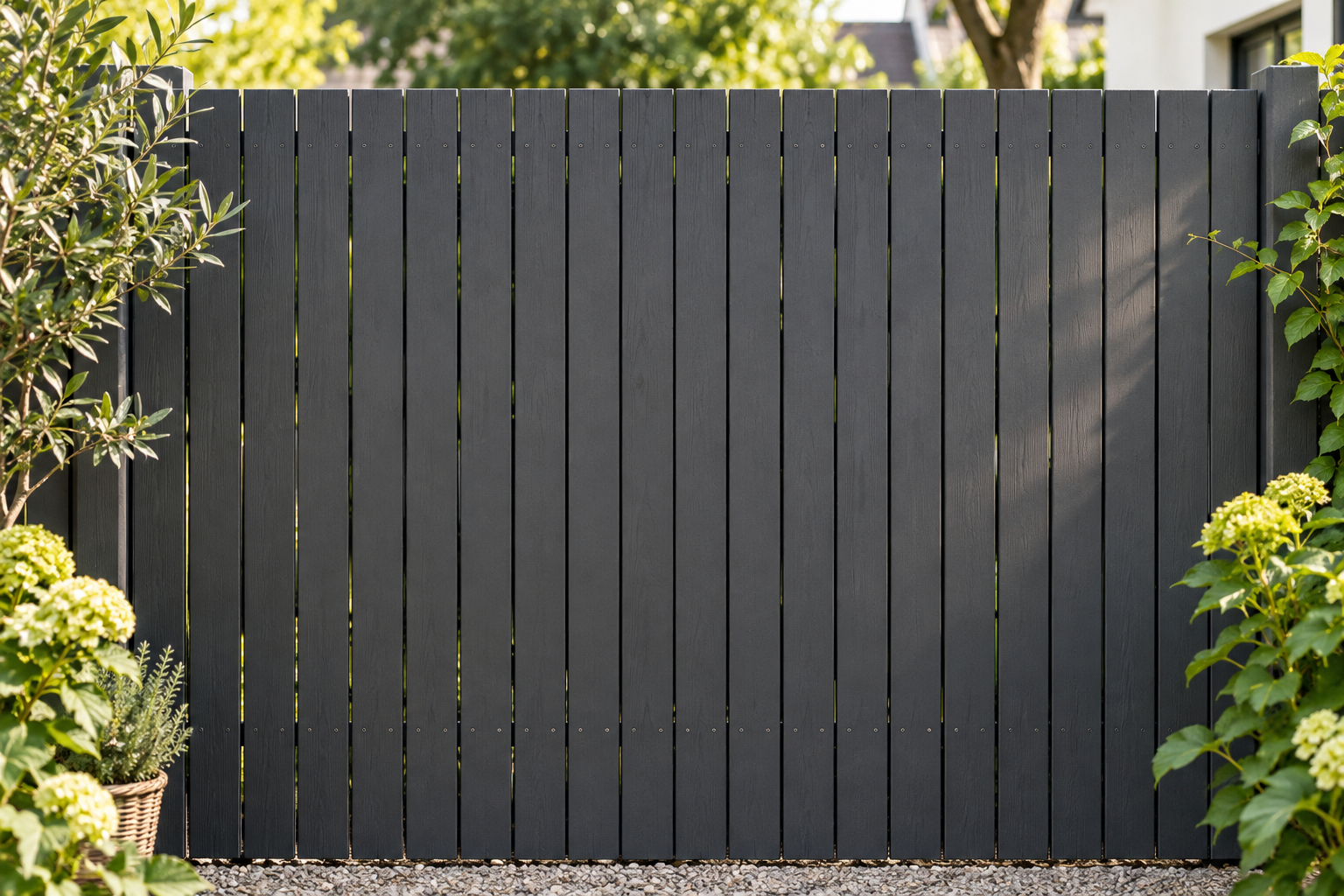Gartenzaun mit grünen Pflanzen